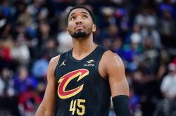 B体育体育视频-爵士在西部崭露头角，米切尔一统芝加哥