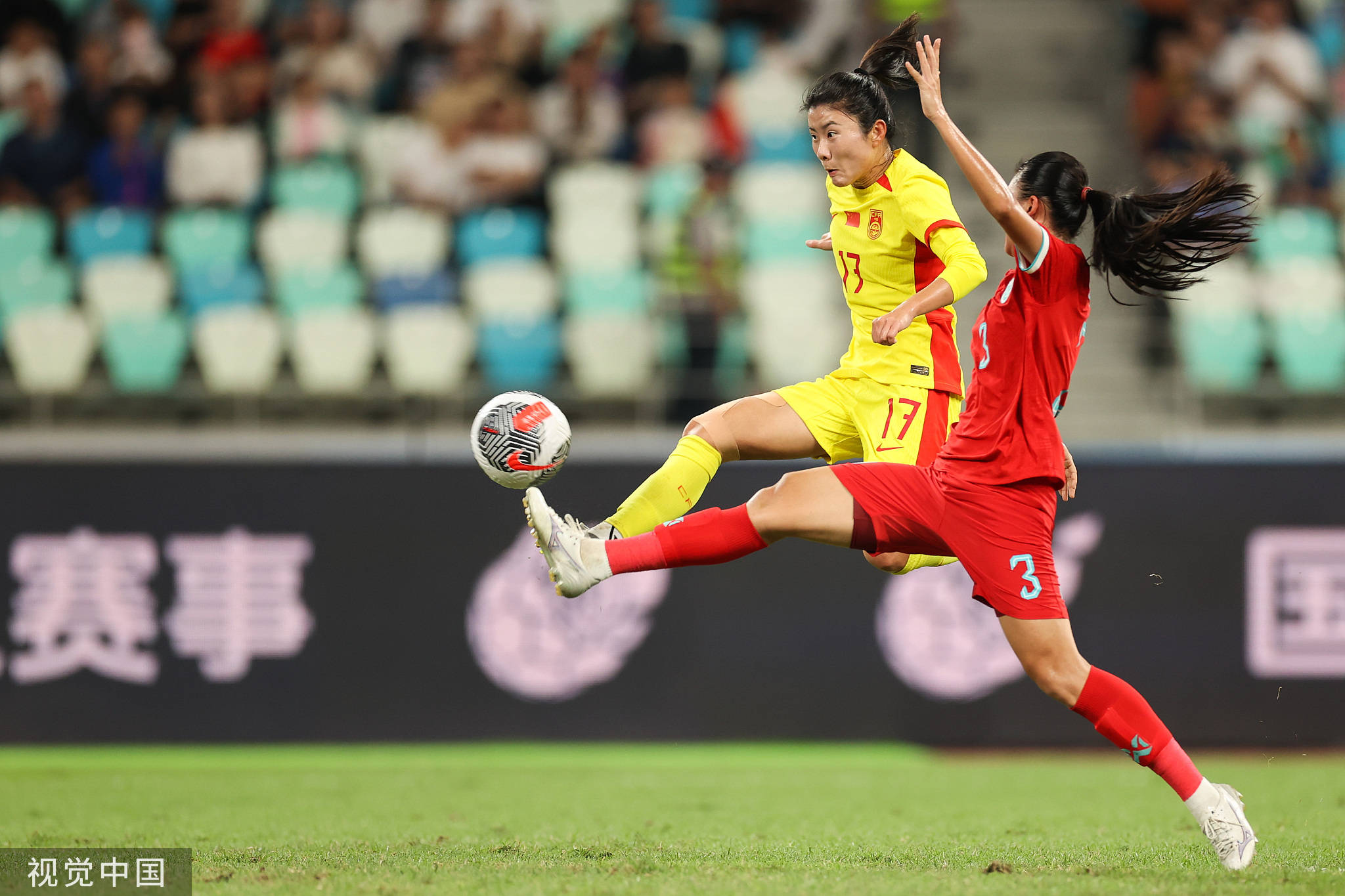 女足比赛中，中国队防守稳健，完胜对手