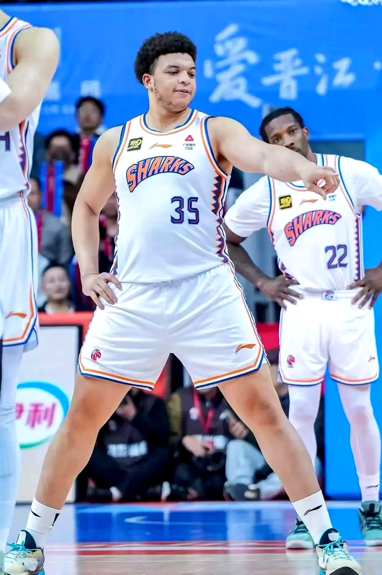 上海男篮以微弱优势战胜四川队