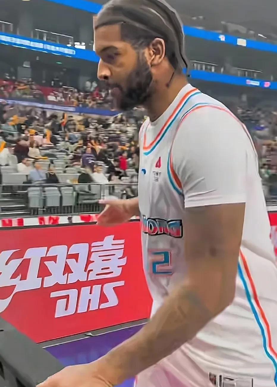 上海男篮以微弱优势战胜四川队