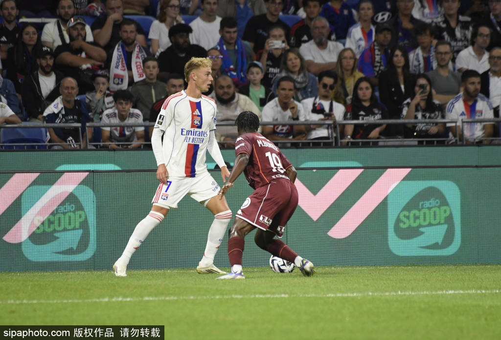 里尔踢出好表现，球迷欢呼雀跃的简单介绍