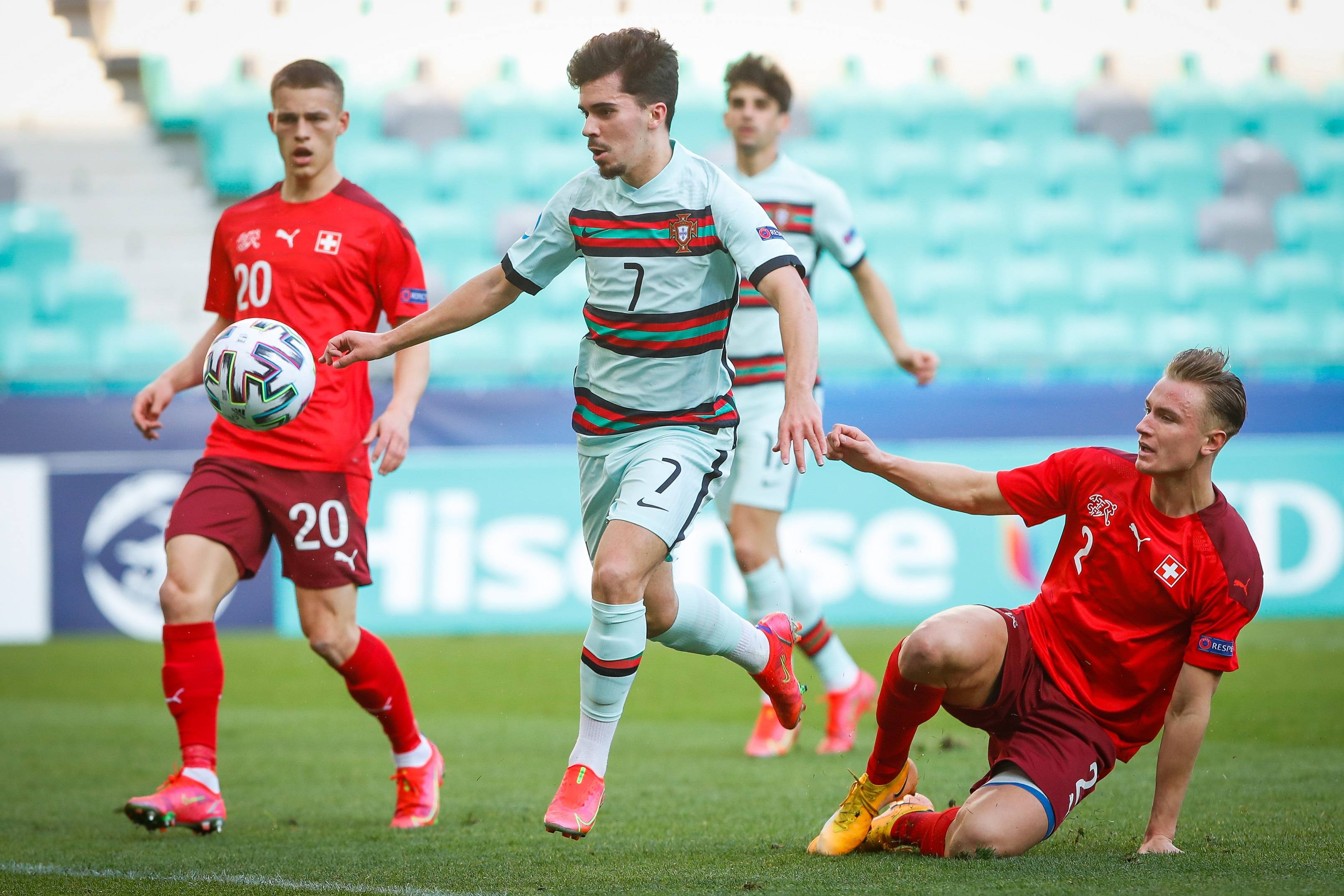 包含欧预赛决赛倒计时，双方实力势均力敌的词条