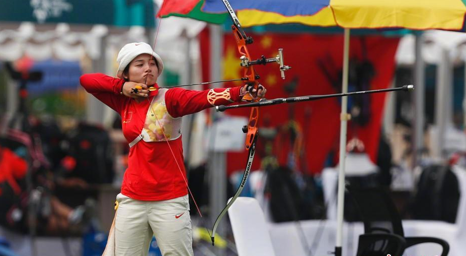 射箭比赛选手稳中有变，一箭射中靶心