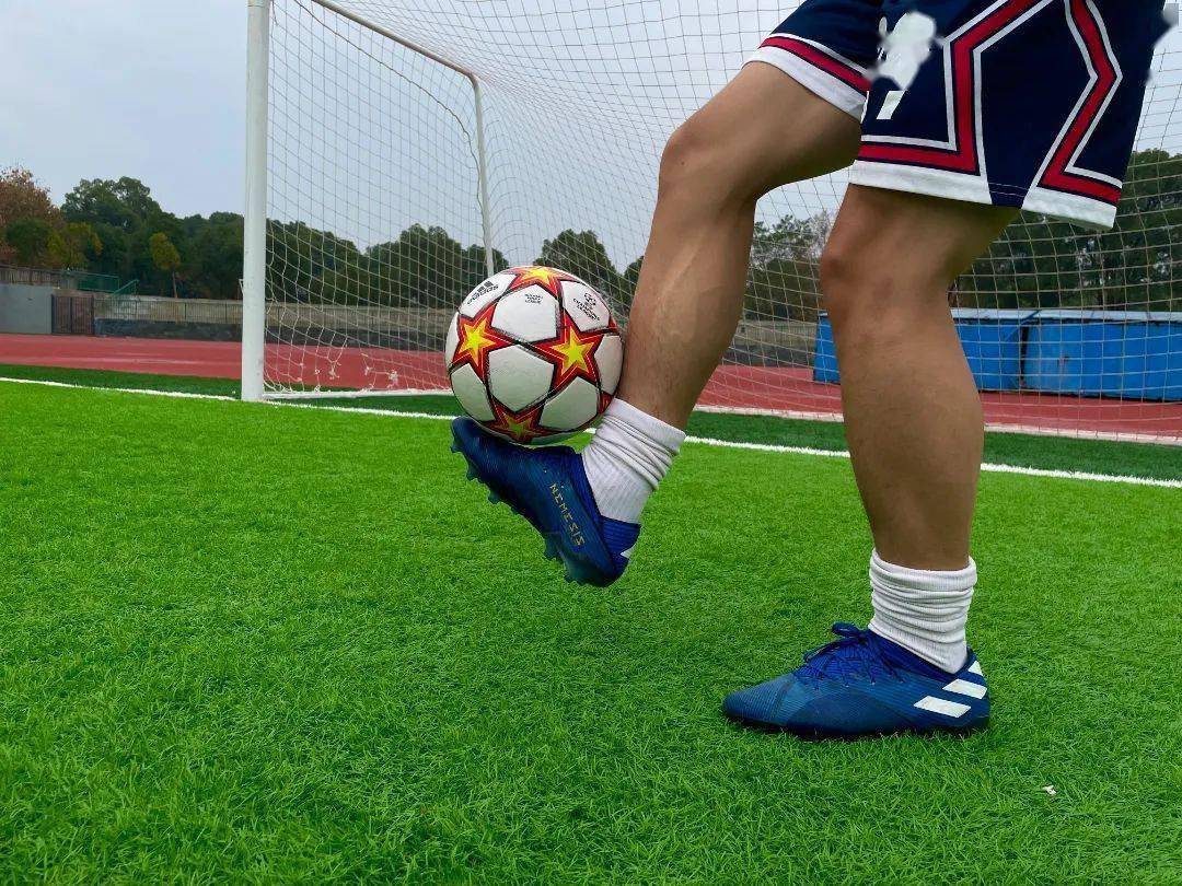 关于无畏前行，足球之路燃烧热血的信息